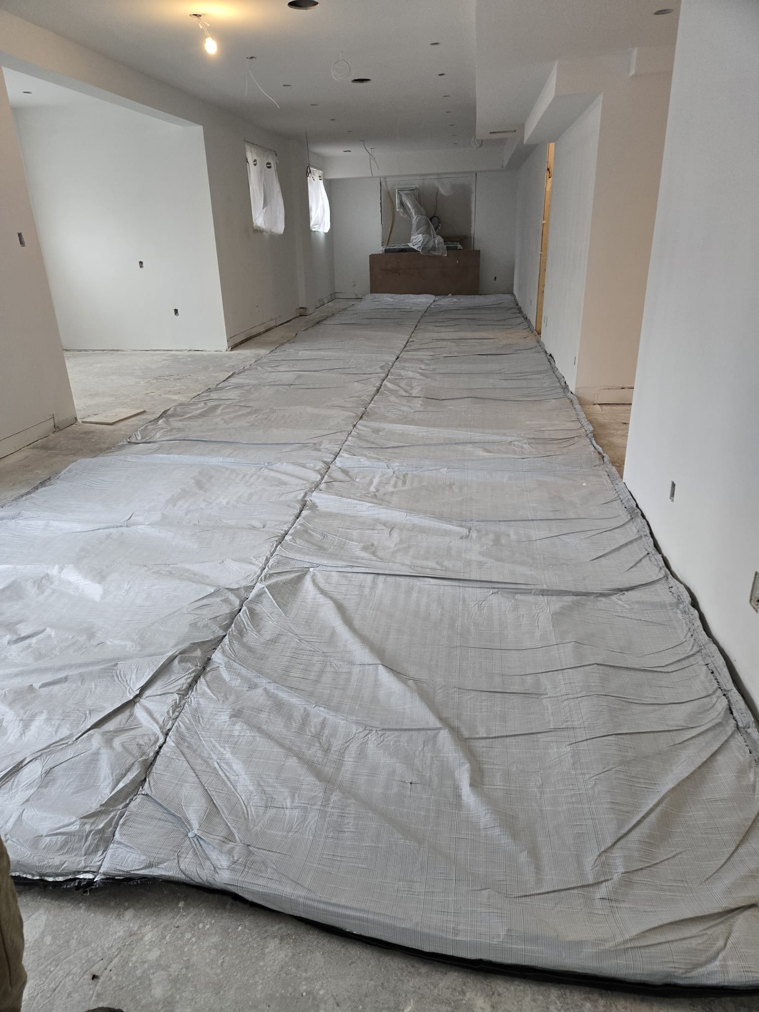In-floor hydronic heating installation
